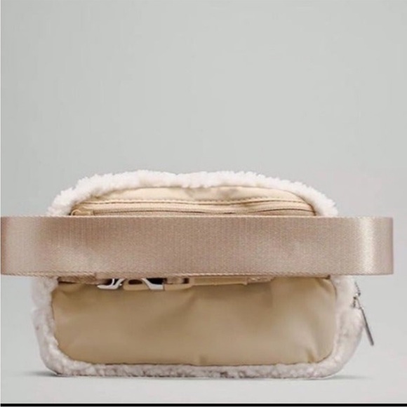 Lululemon Everywhere Belt Bag Sherpa Fleece NWT - Picture 3 of 8